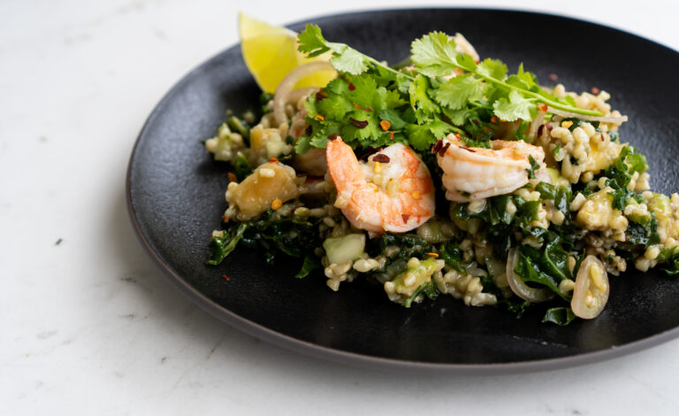 sałatka z jarmużem, kaszą bulgur, krewetkami, mango i awokado