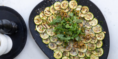 wege carpacio z cukinii z parmezanem i pistacjami