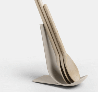 beżowa podstawka pod łyżkę kuchenną