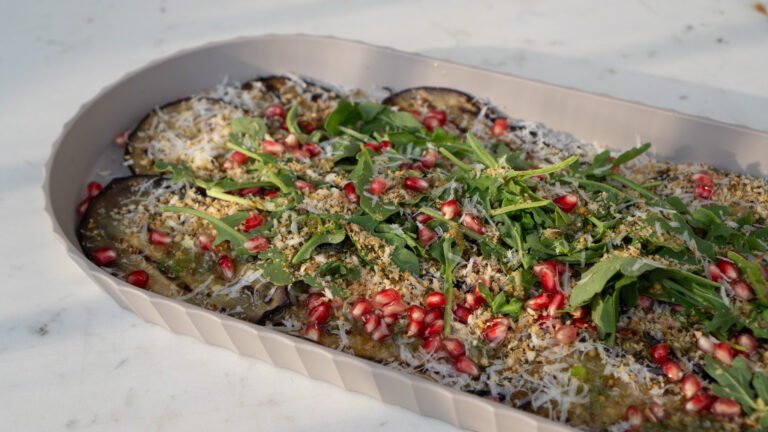 wege carpaccio z bakłażana z panko i granatem