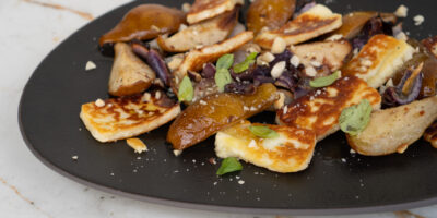 jesienna sałatka z pieczonymi gruszkami i halloumi