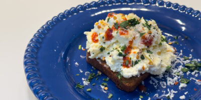 jajecznica z ricottą na grzance viralowy przepis