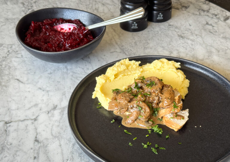 polędwiczki z indyka w sosie winno grzybowym