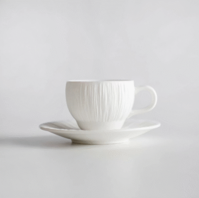 biała elegancka porcelanowa filiżanka do espresso