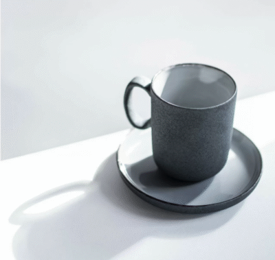czarny minimalistyczny kubek porcelanowy