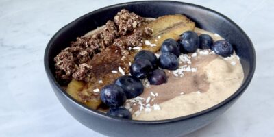 smoothie bowl bananowe z karmelizowanym bananem