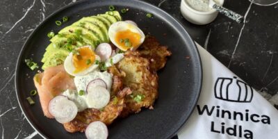 placki ziemniaczane z łososiem awokado jajkiem i sosem czaosnkowym