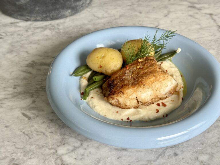 dorsz z sosem śmietankowm parmezanem i fasolką