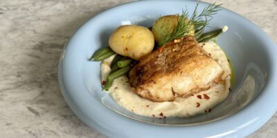 dorsz z sosem śmietankowm parmezanem i fasolką