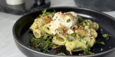 makaron z karmelizowanym porem, burratą i prażoną cebulką