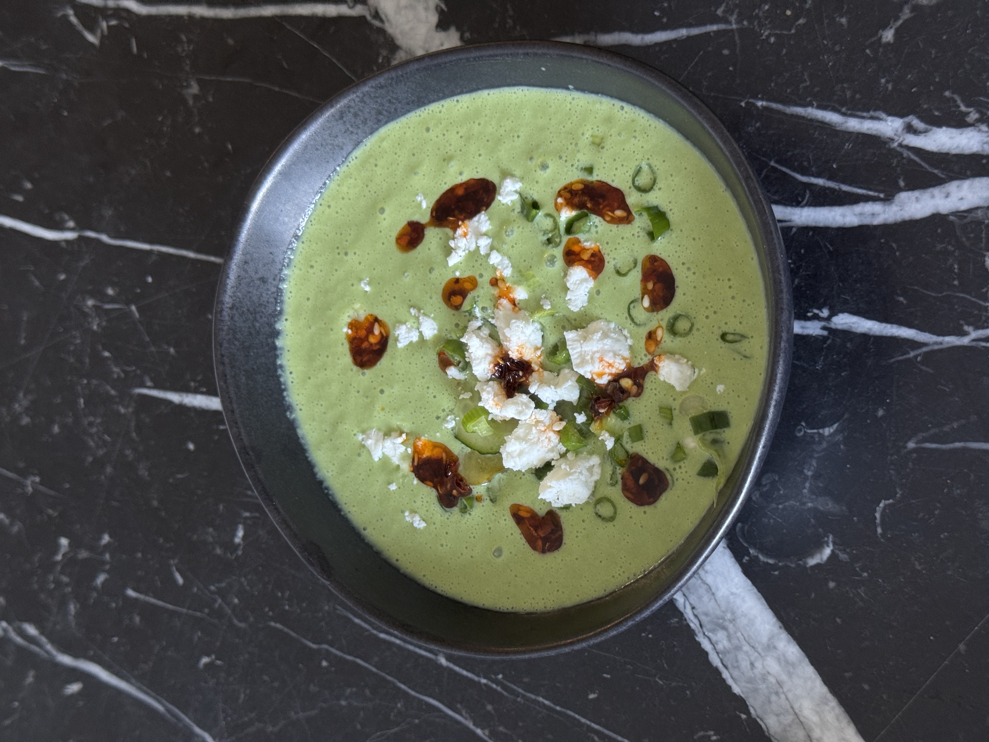 Zielony chłodnik z ogórka ze szpinakiem i serem manouri