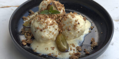 knedle twarogowe ze śliwkami i sosem waniliowym