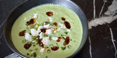 Zielony chłodnik z ogórka i szpinaku z serem manouri to lekka, orzeźwiająca zupa idealna na lato. Poznaj przepis inspirowany wizytą w krakowskim Zinzer Castle 0 – połączenie świeżych ogórków, delikatnego szpinaku i kremowego sera manouri zachwyci smakiem i doda energii w upalne dni.